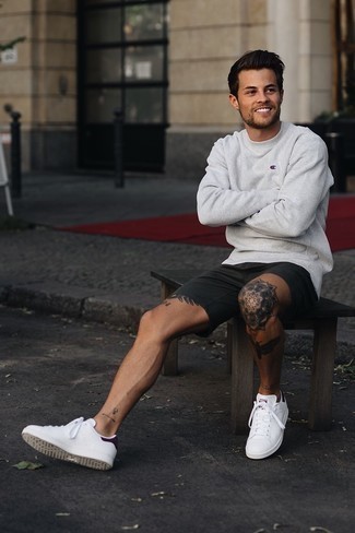 Как носить темно-серый свитшот с белыми низкими кедами мужчине