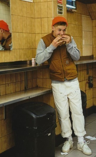 Как носить темно-серый свитшот с белыми низкими кедами мужчине