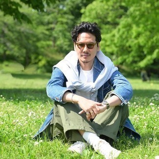 Как носить темно-серый свитшот с белыми низкими кедами мужчине