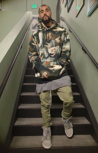 Какие брюки чинос носить с темно-серой майкой