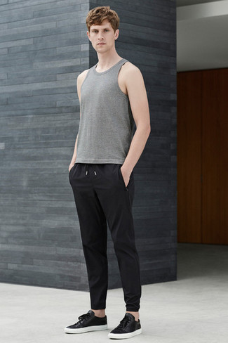 Какие низкие кеды носить с темно-серой майкой мужчине