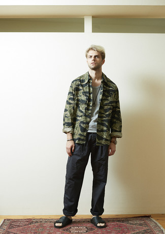 Какие куртки-рубашки носить с темно-серой майкой мужчине