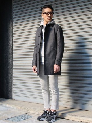 Какие брюки чинос носить с темно-серым плащом