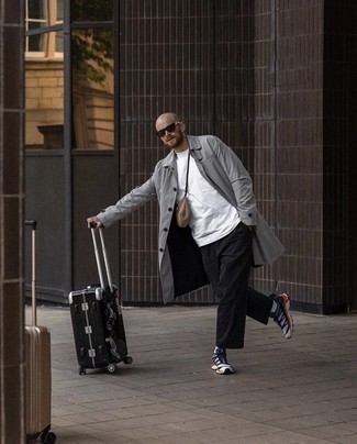 Какие брюки чинос носить с темно-серым плащом