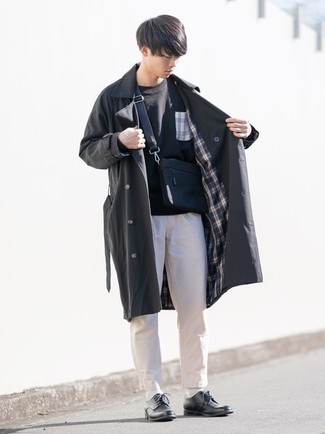 Какие брюки чинос носить с темно-серым плащом