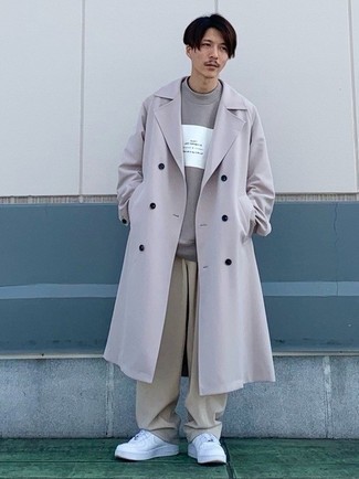 Какие брюки чинос носить с темно-серым плащом