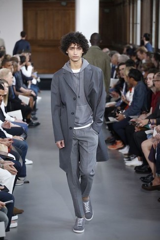 Как носить темно-серый плащ с серыми брюками чинос
