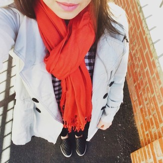 С чем носить темно-серый плащ женщине