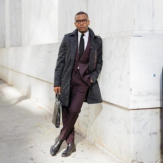 Какие костюмы носить с темно-серым плащом