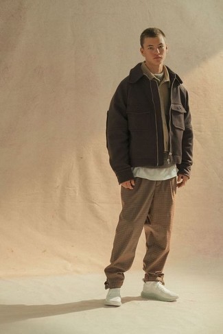 Какие кроссовки носить с темно-серой водолазкой мужчине