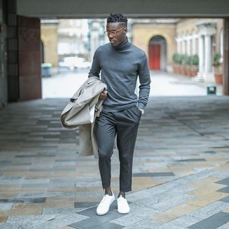 Как носить темно-серую водолазку с бежевым плащом мужчине