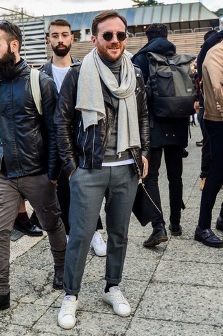 Какие косухи носить с темно-серой водолазкой мужчине