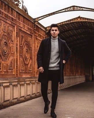 Как носить темно-серую водолазку с черными джинсами мужчине