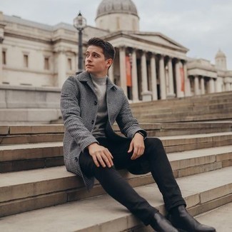 Как носить темно-серую водолазку с черными джинсами мужчине