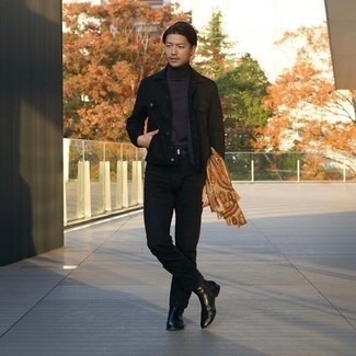 Как носить темно-серую водолазку с черными джинсами мужчине