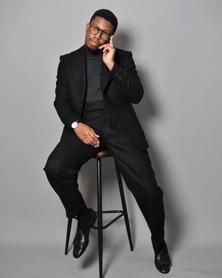 Как носить темно-серую водолазку с черными кожаными лоферами мужчине