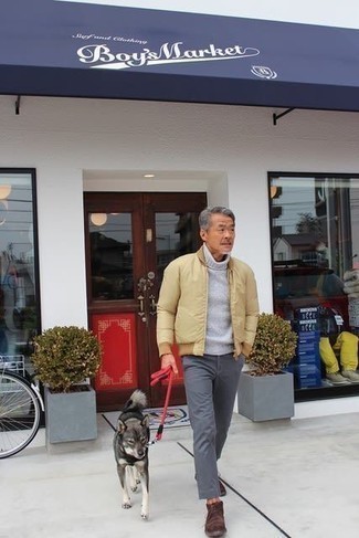 Какие бомберы носить с темно-серой водолазкой мужчине