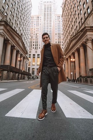 Как носить темно-серую водолазку с коричневыми кожаными брогами