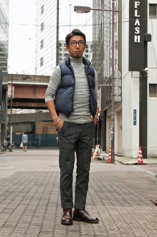 Как носить темно-серую водолазку с коричневыми кожаными ботинками дезертами