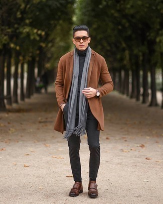 Как носить темно-серую водолазку с коричневым длинным пальто