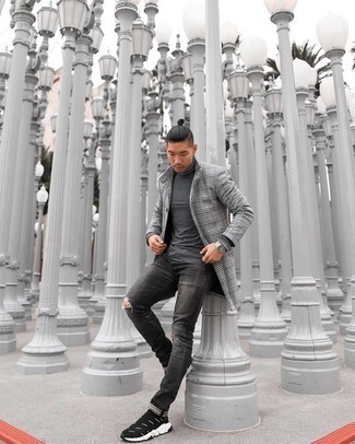 Как носить темно-серую водолазку с темно-серыми джинсами мужчине