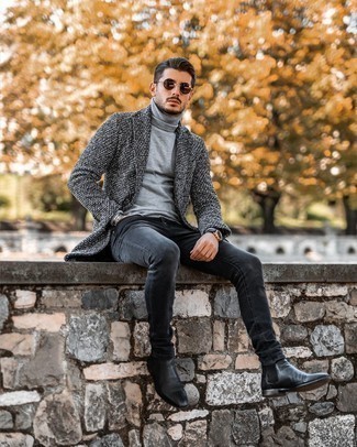 Как носить темно-серую водолазку с темно-серыми джинсами мужчине