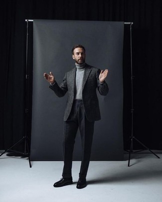 Как носить темно-серую водолазку с темно-серым шерстяным пиджаком мужчине