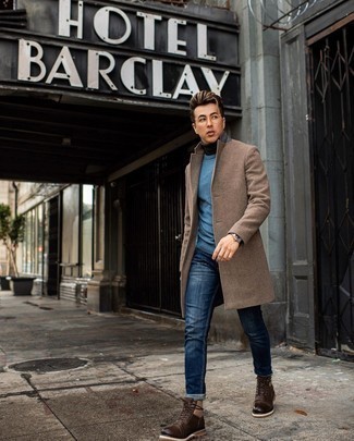 Какие свитера с круглым вырезом носить с темно-серой водолазкой мужчине