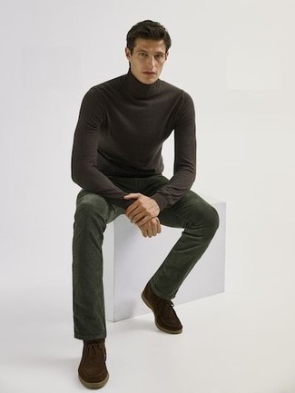 Какие ботинки дезерты носить с темно-серой водолазкой