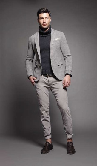Как носить темно-серую водолазку с серым пиджаком мужчине