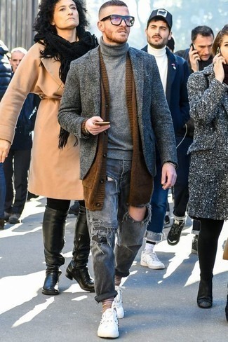 Как носить темно-серую водолазку с серым пиджаком мужчине