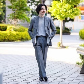 Как носить темно-серую водолазку с серым костюмом