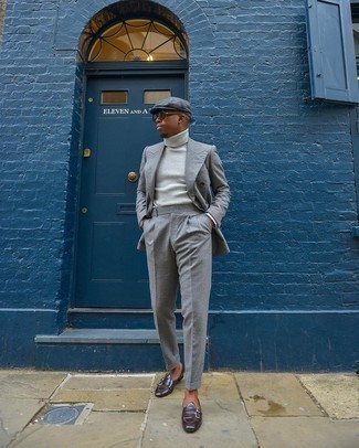 Как носить темно-серую водолазку с серым костюмом