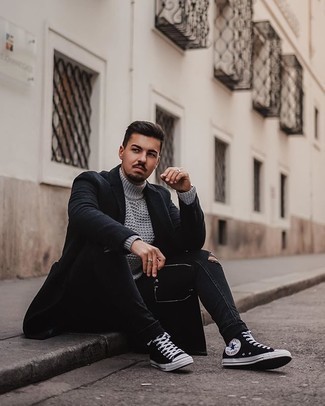 Какие высокие кеды носить с темно-серой водолазкой мужчине