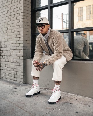 Какие высокие кеды носить с темно-серой водолазкой мужчине