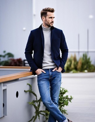 Какие джинсы носить с темно-серой водолазкой мужчине