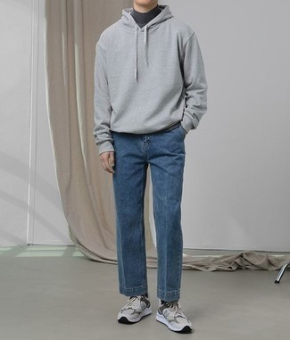 Какие джинсы носить с темно-серой водолазкой мужчине