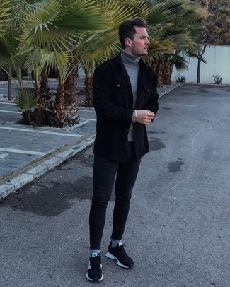 Какие джинсы носить с темно-серой водолазкой мужчине