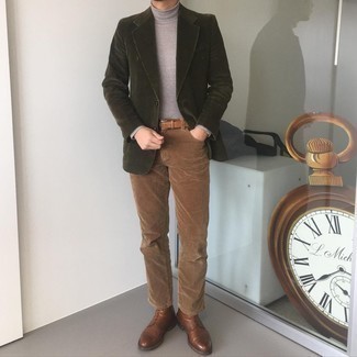 Какие джинсы носить с темно-серой водолазкой мужчине