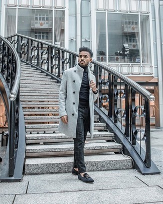 С чем носить темно-серую водолазку мужчине