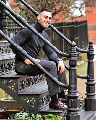 Какие лоферы носить с темно-серой водолазкой мужчине