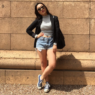 Какие низкие кеды носить с темно-серой водолазкой женщине