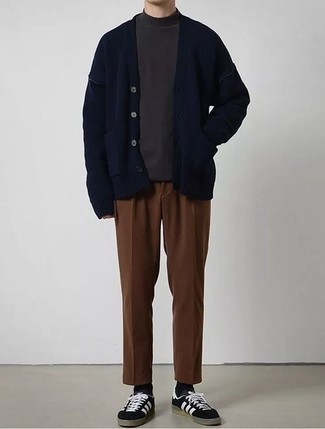 Какие низкие кеды носить с темно-серой водолазкой мужчине