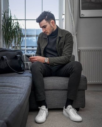 Какие низкие кеды носить с темно-серой водолазкой мужчине