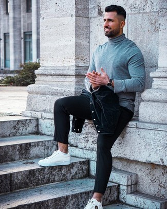 Какие низкие кеды носить с темно-серой водолазкой мужчине