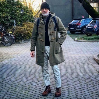 Как носить темно-серую водолазку с оливковым дафлкотом мужчине