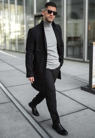 Какие дождевики носить с темно-серой водолазкой мужчине