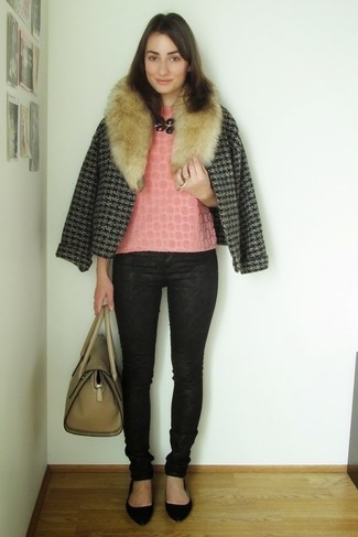 Какие топы без рукавов носить с темно-серым твидовым жакетом