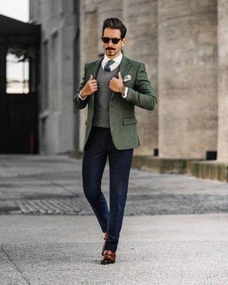 Какие пиджаки носить с темно-серым свитером с v-образным вырезом мужчине