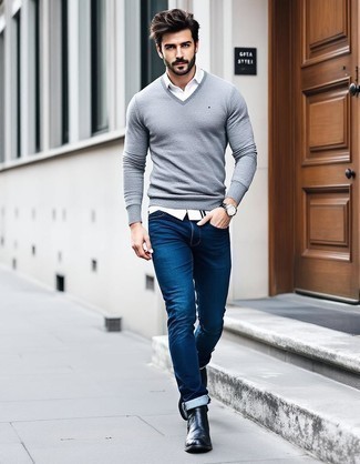 Какие джинсы носить с темно-серым свитером с v-образным вырезом мужчине